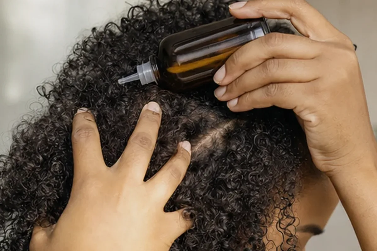 Authentischer Wohlfühlmoment passend zum Beauty-Thema Conditioner bei Frizz