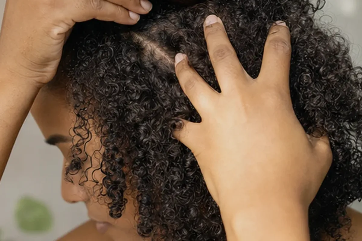 Hochwertige Beauty-Inszenierung zu Auswahlkriterien für Haarmaske bei Frizz