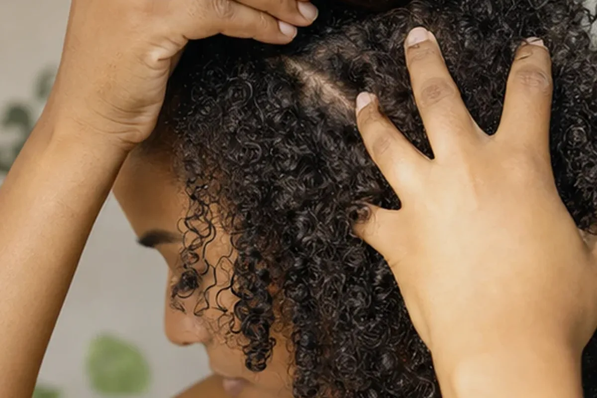 Authentische Beauty-Routine passend zum Thema Leave-in-Pflege bei fettigem Ansatz