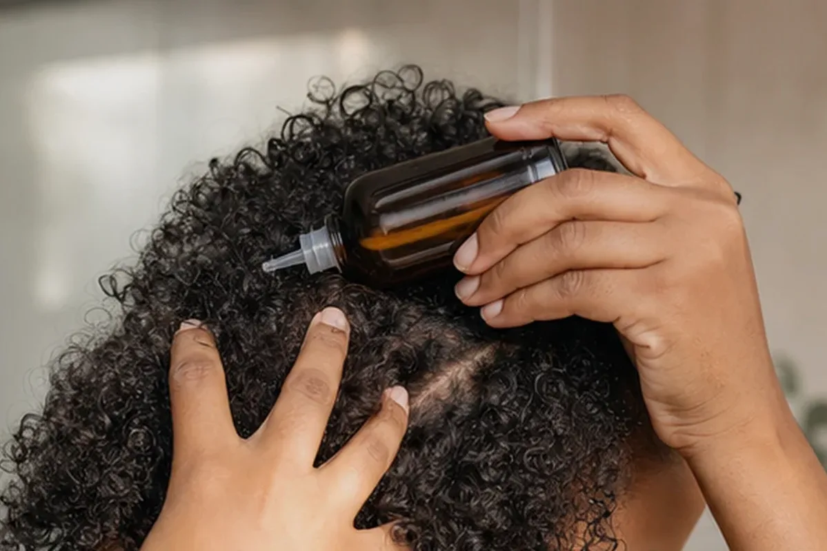 Authentischer Wohlfühlmoment passend zum Beauty-Thema Anti-Frizz-Pflege für strapaziertes Haar