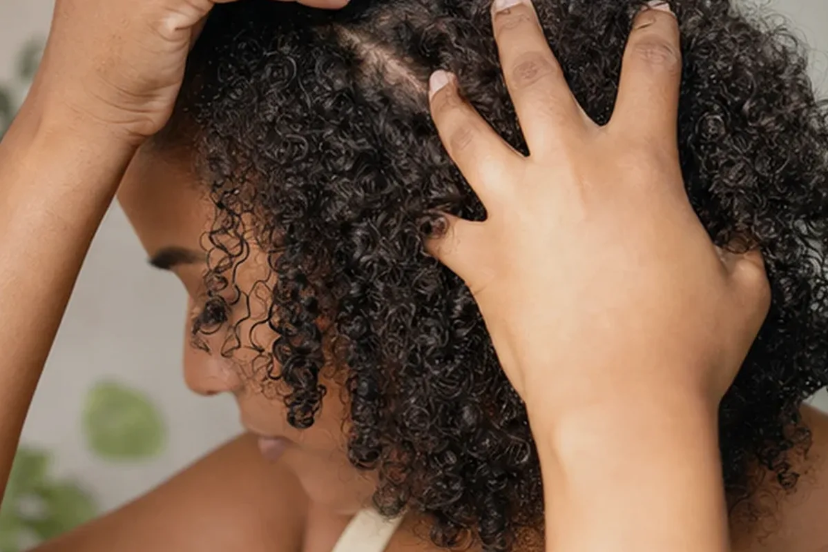 Redaktioneller Beauty-Moment zur Ausgangslage bei Haarmaske für strapaziertes Haar