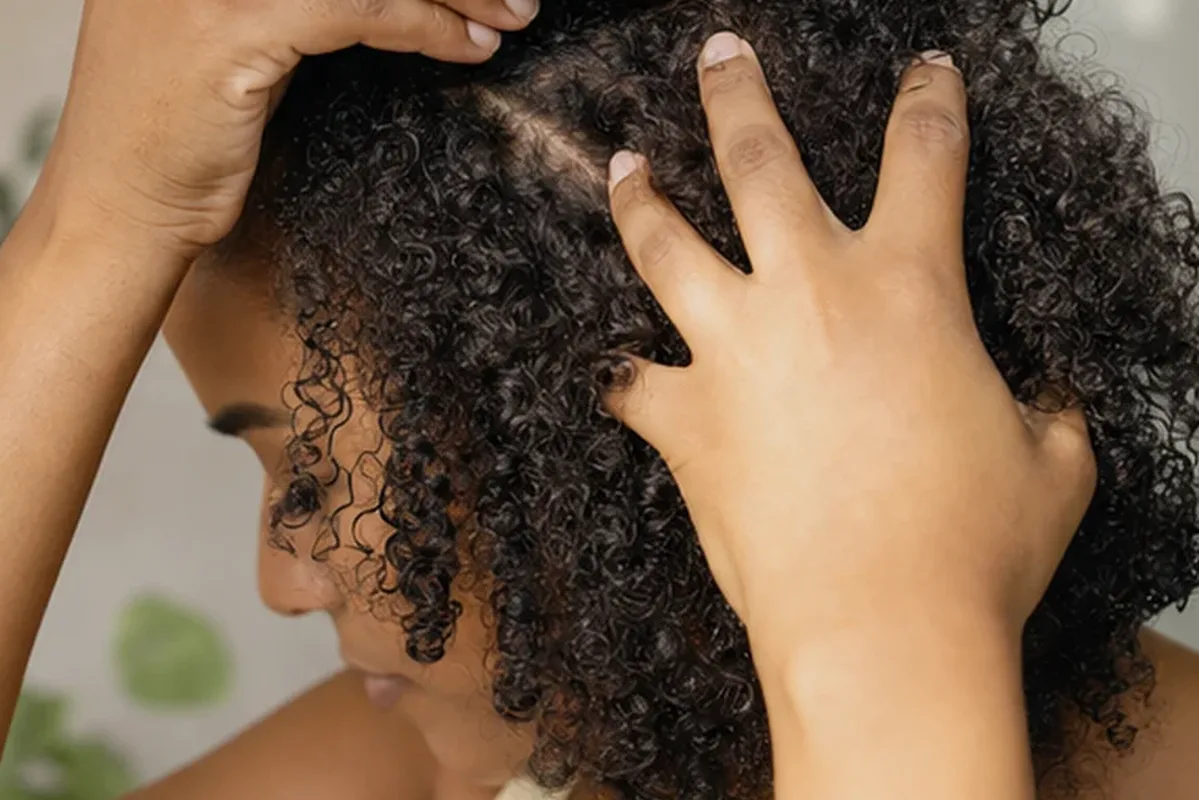Redaktioneller Beauty-Moment zur Ausgangslage bei Haartrockner bei fettigem Ansatz