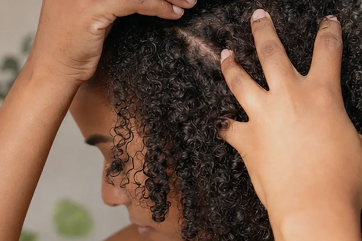 Redaktionelle Detailaufnahme zur Orientierung bei Kopfhautserum für lockiges Haar