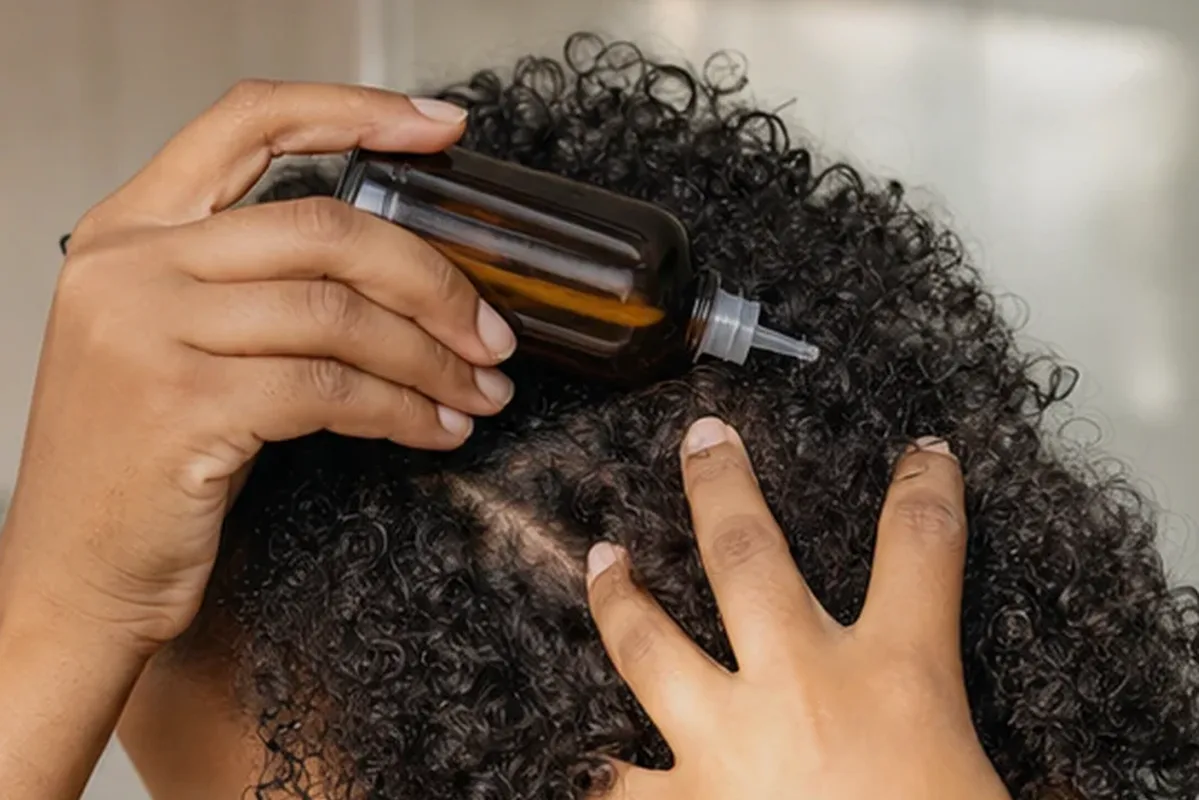 Redaktioneller Beauty-Moment zur Ausgangslage bei Volumenspray für lockiges Haar