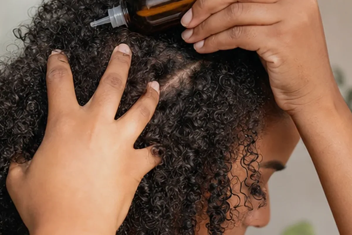 Emotionaler und authentischer Anwendungsmoment rund um Haarbürste für feines Haar