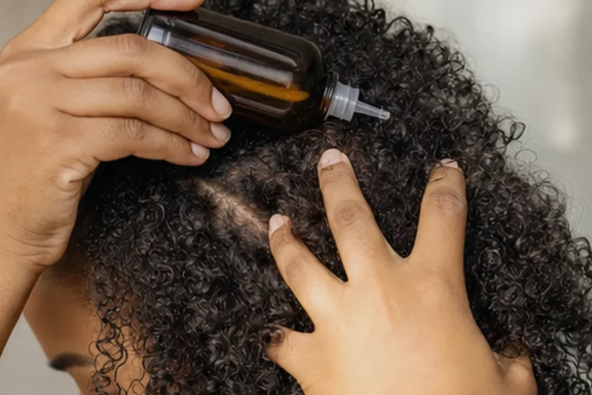 Redaktioneller Beauty-Moment zur Ausgangslage bei Haarbürste für lockiges Haar