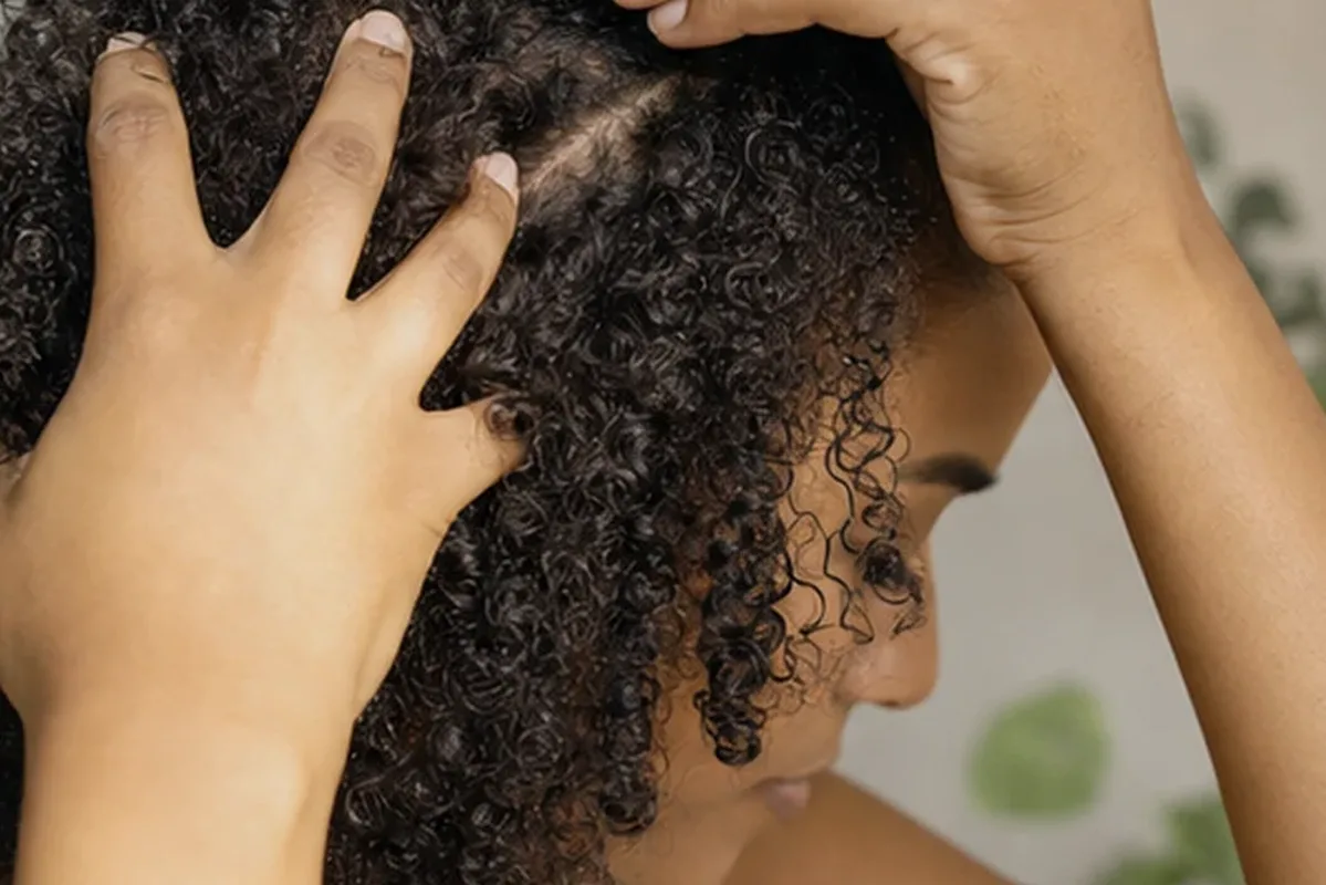 Emotionaler und authentischer Anwendungsmoment rund um Anti-Frizz-Pflege bei Frizz