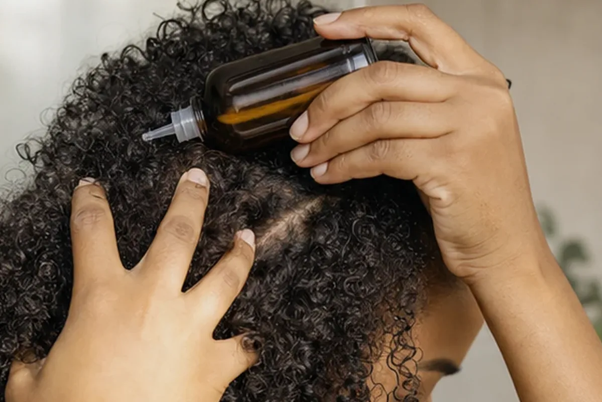 Hochwertige Beauty-Inszenierung zu Auswahlkriterien für Haaröle für trockene Spitzen