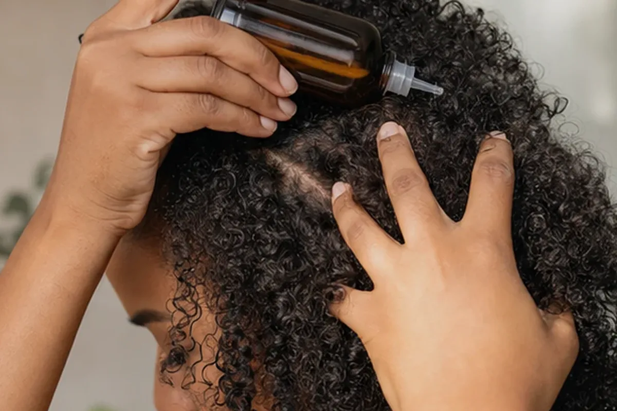Authentischer Wohlfühlmoment passend zum Beauty-Thema Lockencreme bei Frizz
