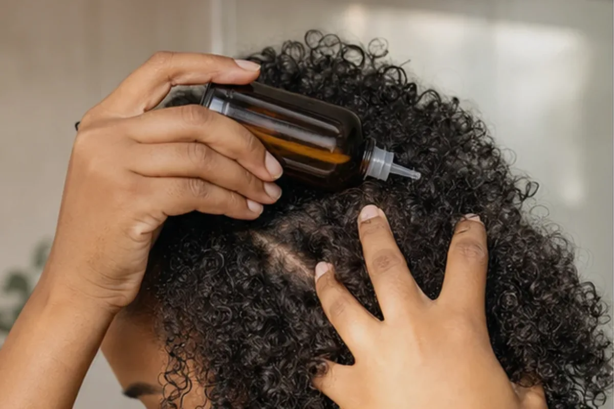 Redaktionelle Detailaufnahme zur Orientierung bei Tiefenreinigungsshampoo für trockenes Haar