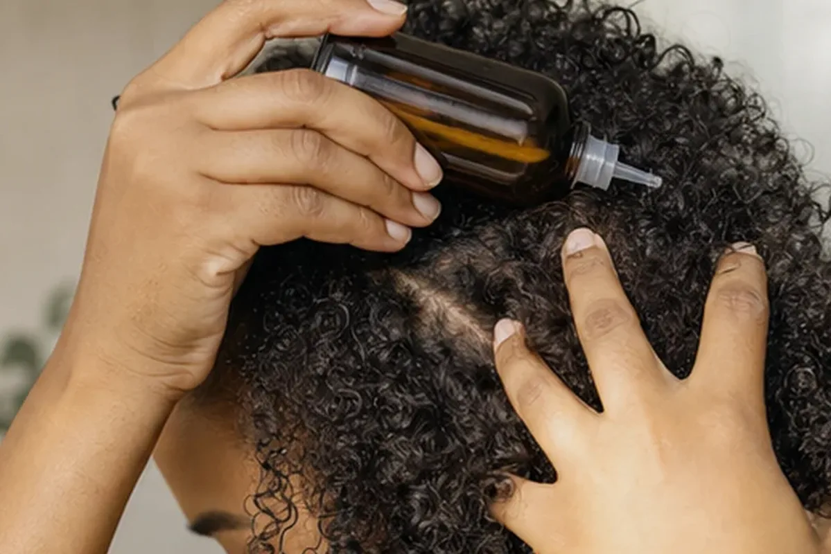 Hochwertige Beauty-Inszenierung zu Auswahlkriterien für Kopfhautserum bei fettigem Ansatz