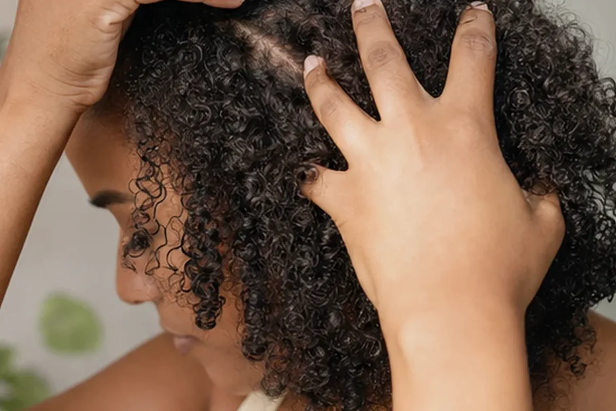 Redaktioneller Beauty-Moment zur Ausgangslage bei Tiefenreinigungsshampoo bei Haarbruch