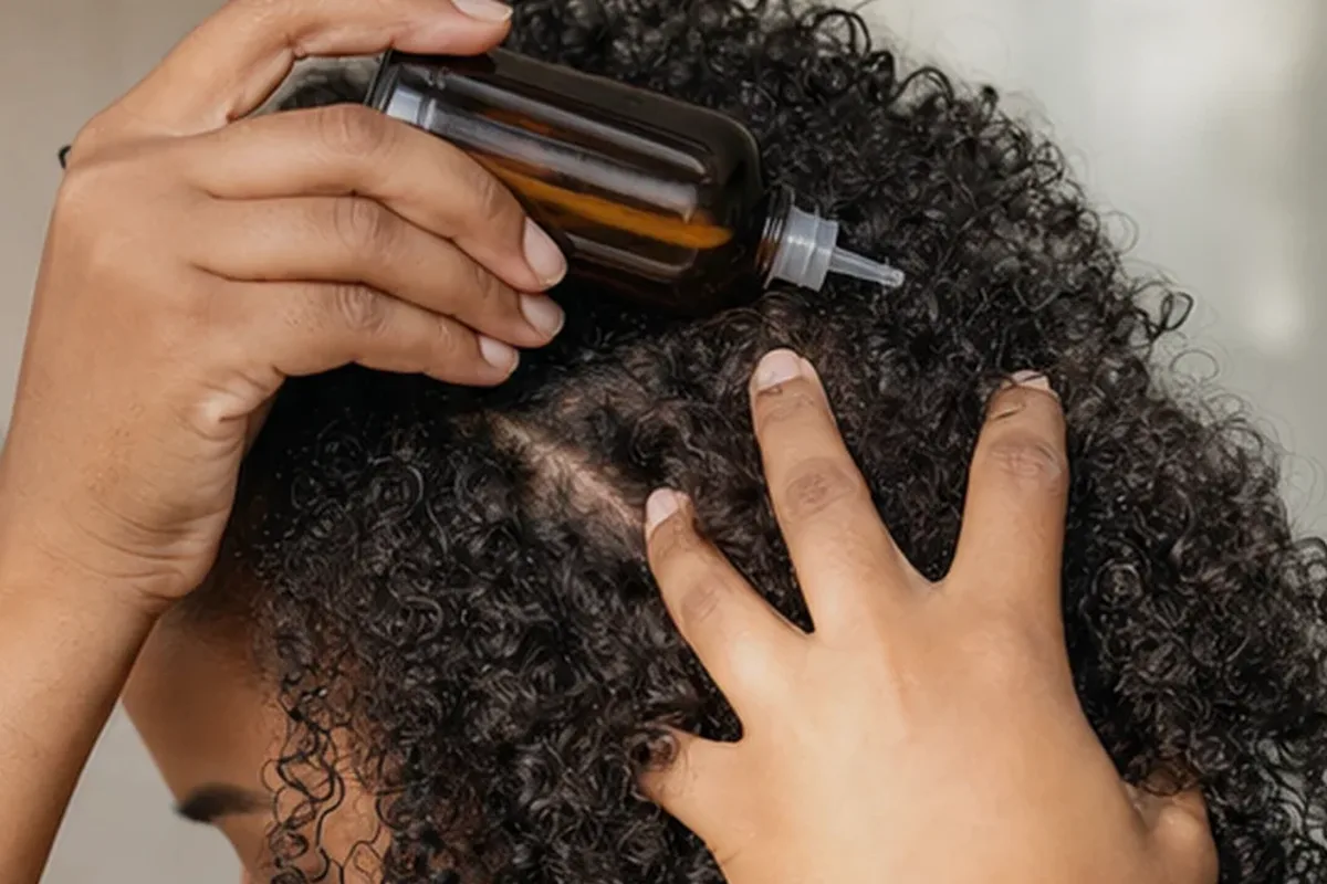 Redaktioneller Beauty-Moment zur Ausgangslage bei Anti-Frizz-Pflege für strapaziertes Haar