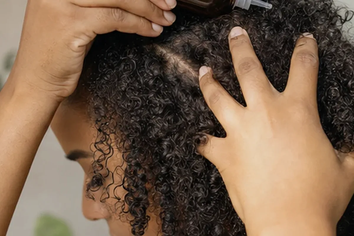 Authentischer Wohlfühlmoment passend zum Beauty-Thema Volumenspray für strapaziertes Haar