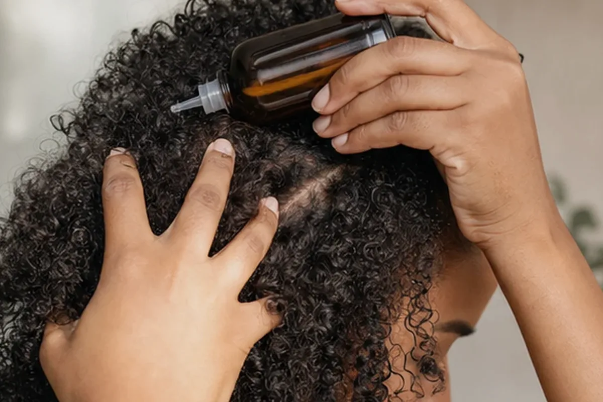 Authentischer Wohlfühlmoment passend zum Beauty-Thema Kopfhautserum bei Frizz