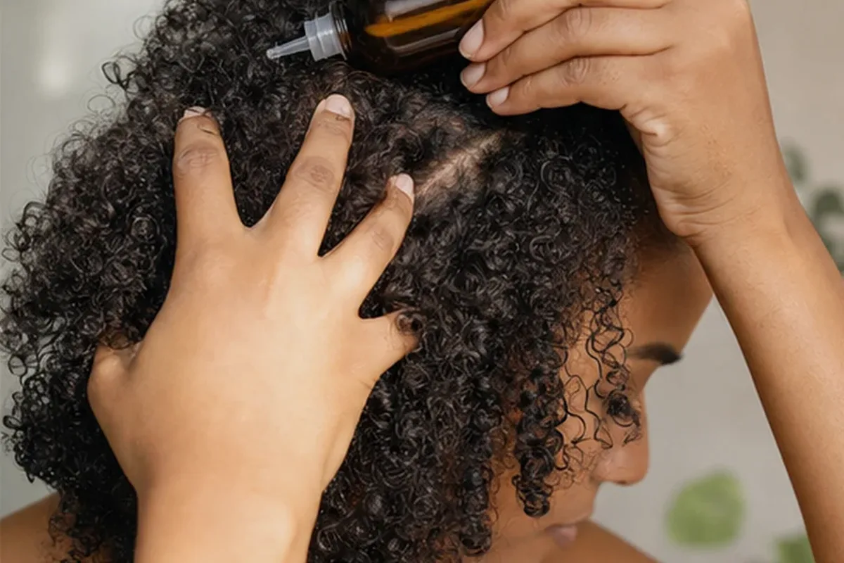 Redaktioneller Beauty-Moment zur Ausgangslage bei Lockengel für trockenes Haar