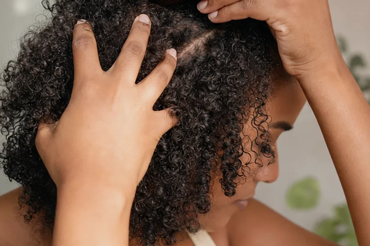 Hochwertige Beauty-Inszenierung zu Auswahlkriterien für Mildes Shampoo bei fettigem Ansatz