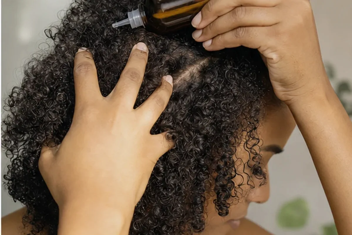 Emotionaler und authentischer Anwendungsmoment rund um Lockencreme für trockenes Haar