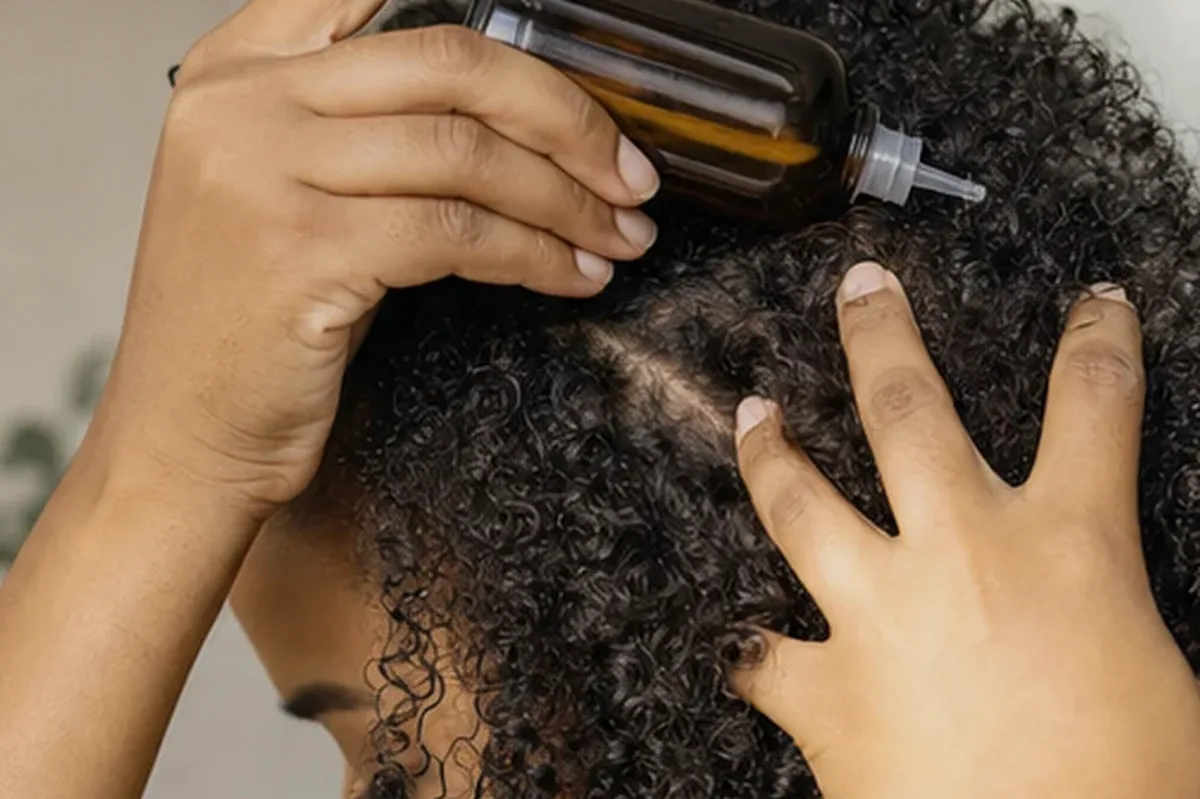 Redaktionelle Detailaufnahme zur Orientierung bei Tiefenreinigungsshampoo für feines Haar