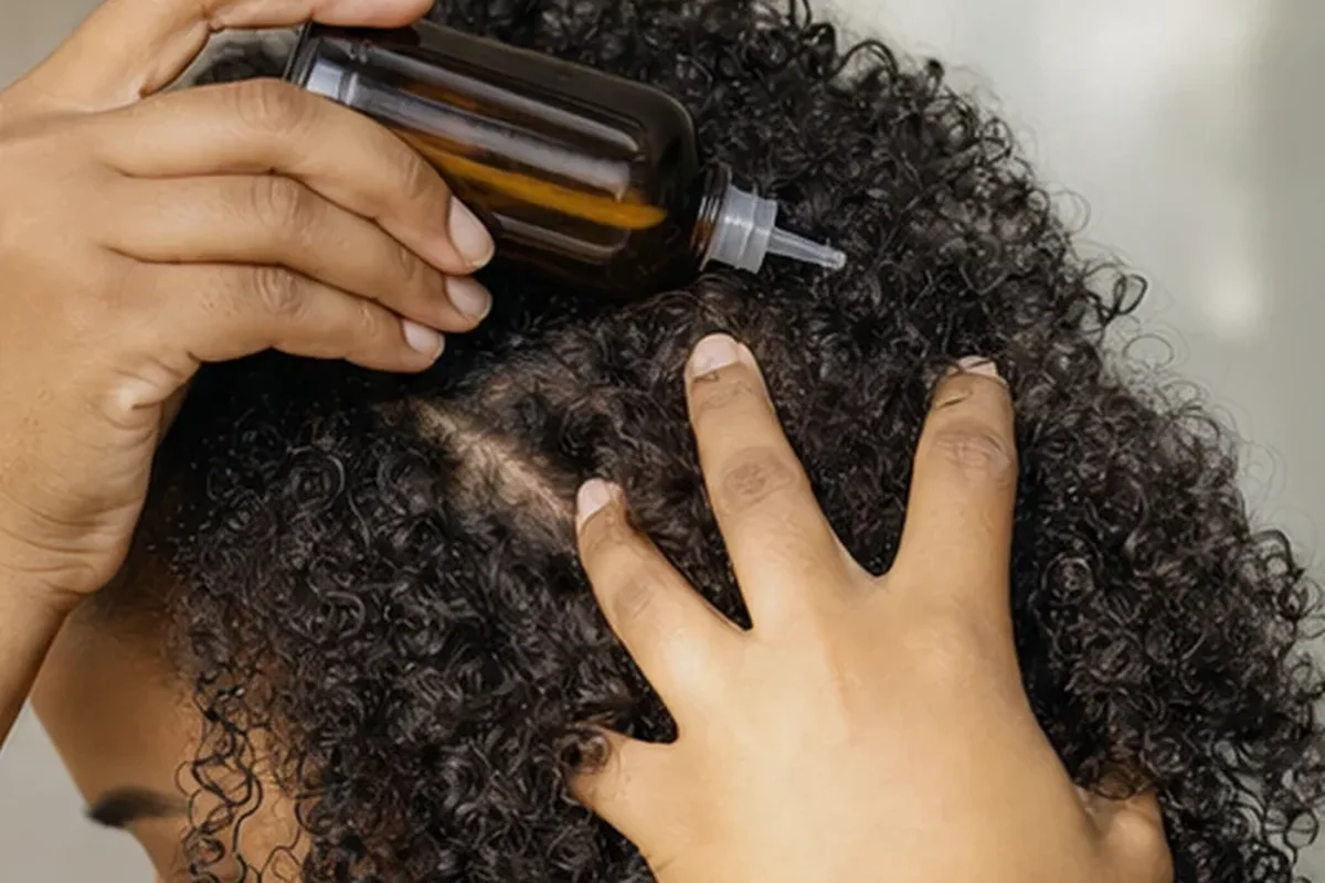 Emotionaler und authentischer Anwendungsmoment rund um Haarbürste für lockiges Haar