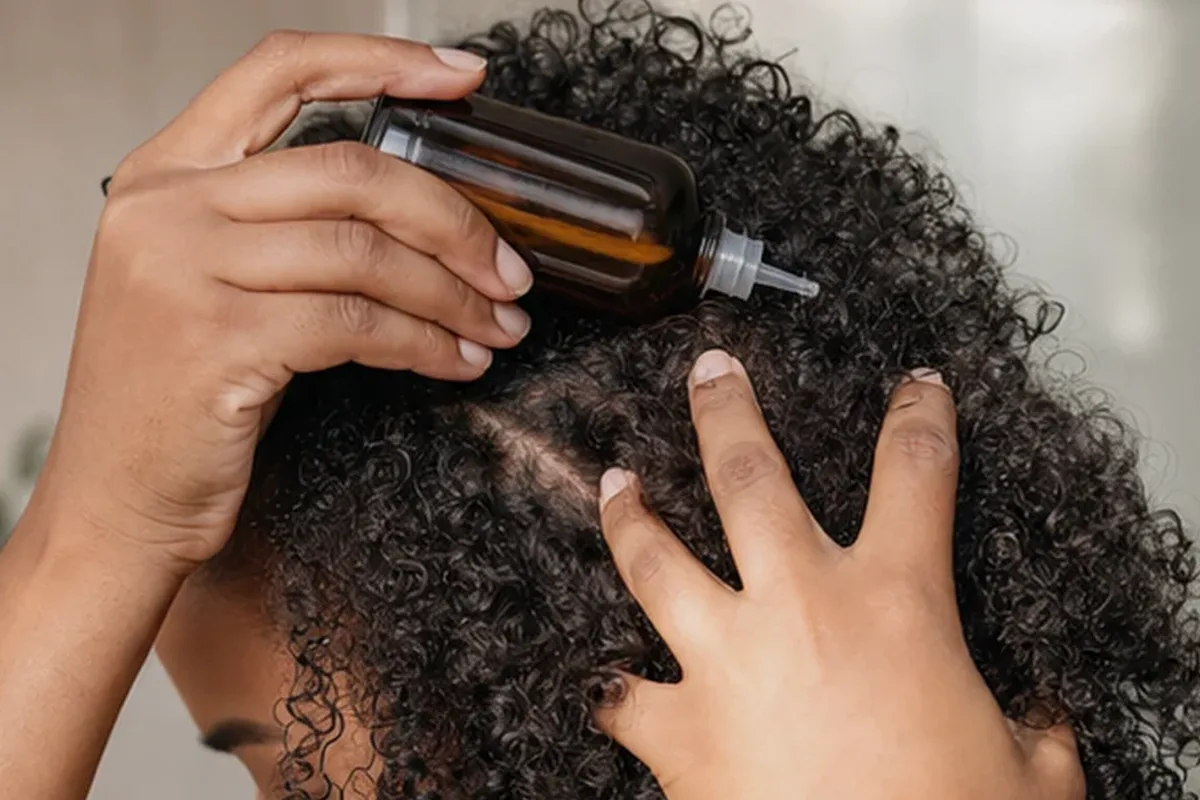 Redaktionelle Detailaufnahme zur Orientierung bei Silbershampoo für empfindliche Kopfhaut