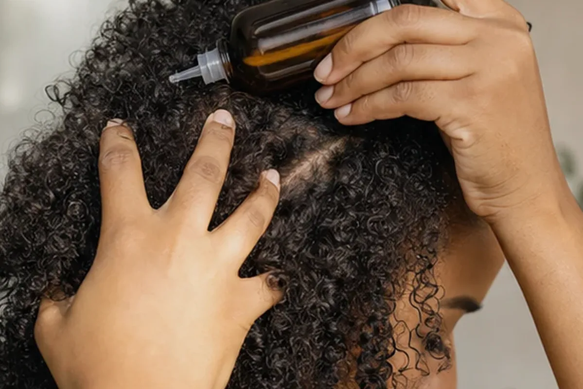 Authentische Beauty-Routine passend zum Thema Mildes Shampoo für empfindliche Kopfhaut