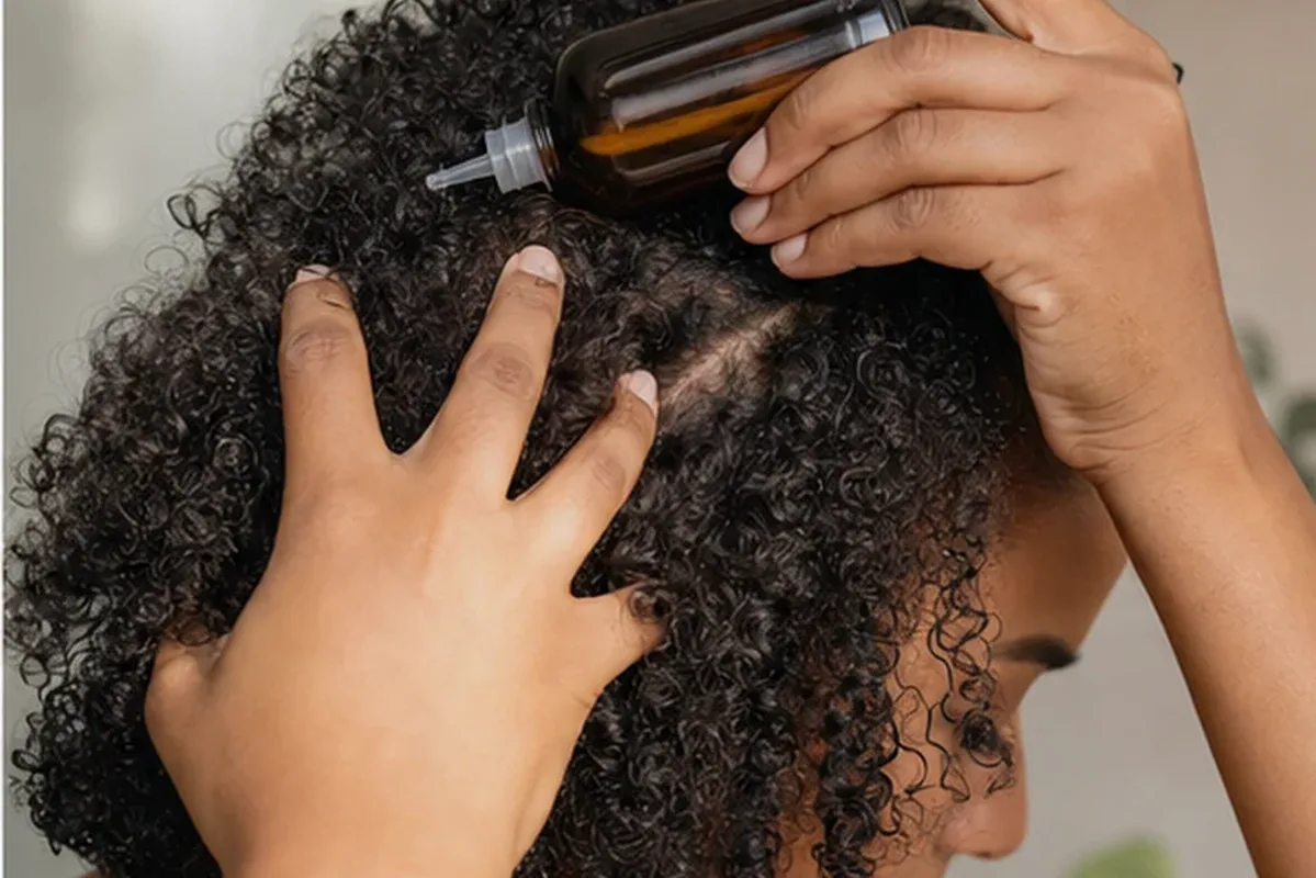 Hochwertige Beauty-Inszenierung zu Auswahlkriterien für Haarmaske bei fettigem Ansatz
