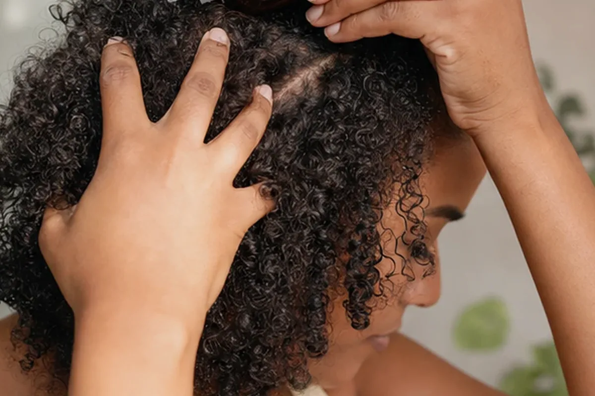 Authentischer Wohlfühlmoment passend zum Beauty-Thema Trockenshampoo bei Haarbruch