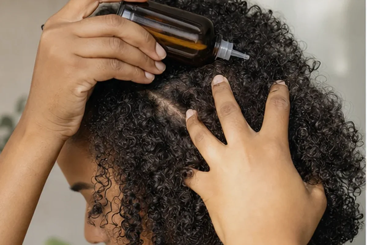 Emotionaler und authentischer Anwendungsmoment rund um Volumenspray für lockiges Haar