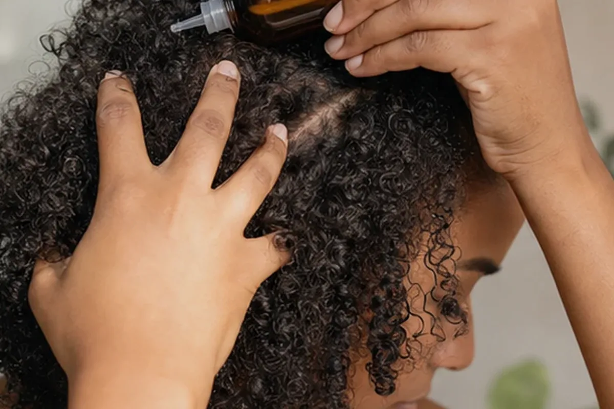 Authentische Beauty-Routine passend zum Thema Hitzeschutz bei Frizz