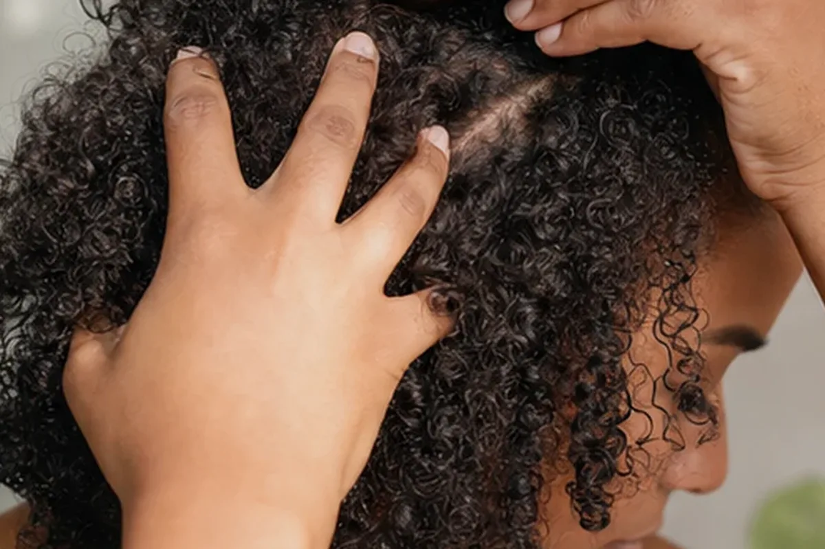 Authentischer Wohlfühlmoment passend zum Beauty-Thema Anti-Frizz-Pflege bei fettigem Ansatz