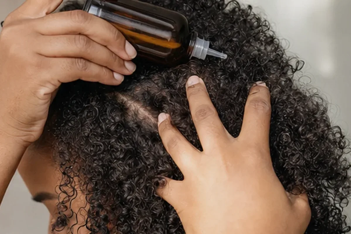 Emotionaler und authentischer Anwendungsmoment rund um Mildes Shampoo bei Frizz