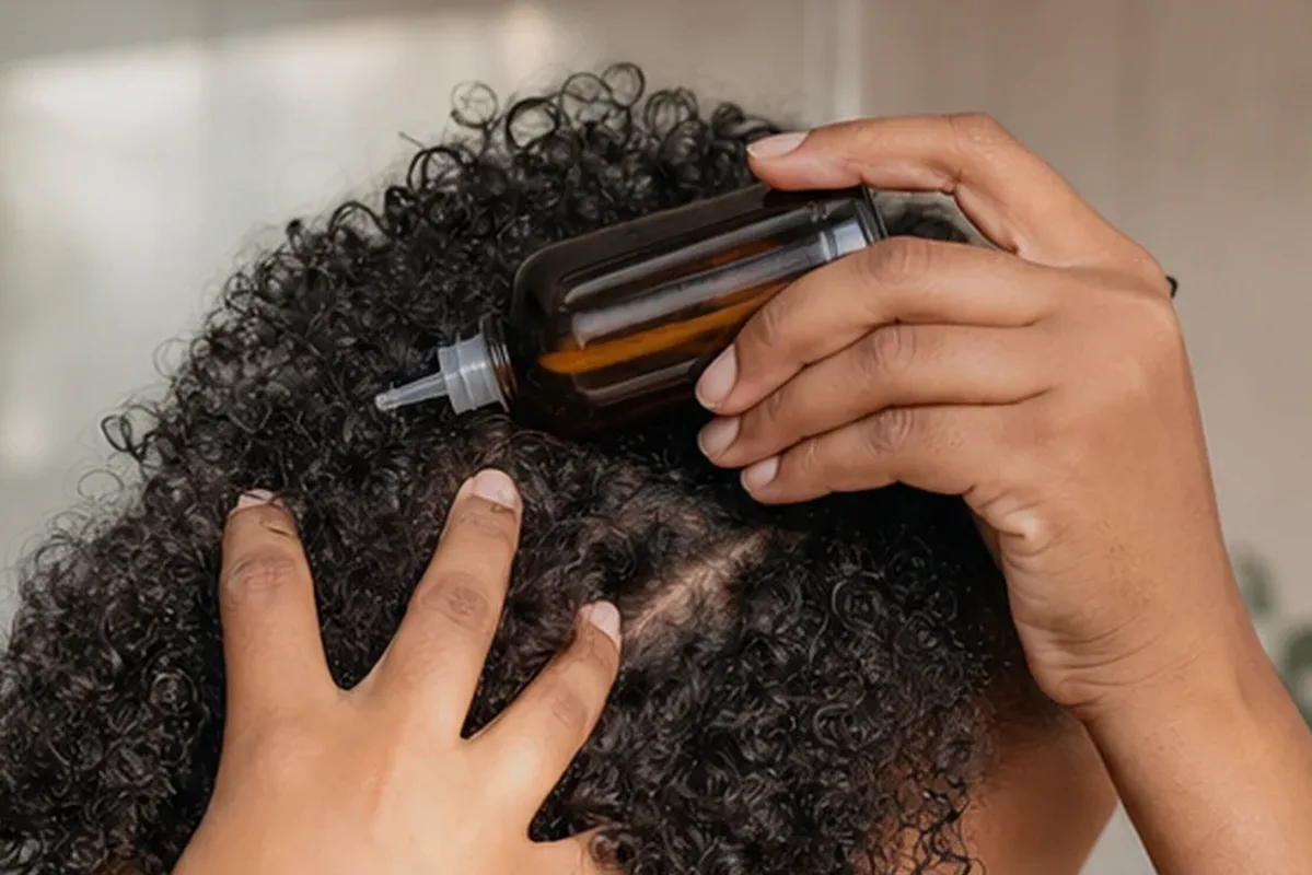 Emotionaler und authentischer Anwendungsmoment rund um Conditioner für feines Haar