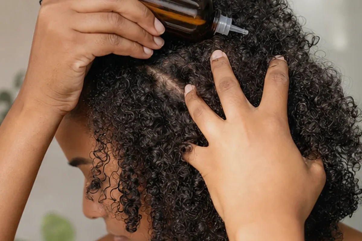Redaktioneller Beauty-Moment zur Ausgangslage bei Kopfhautserum für lockiges Haar