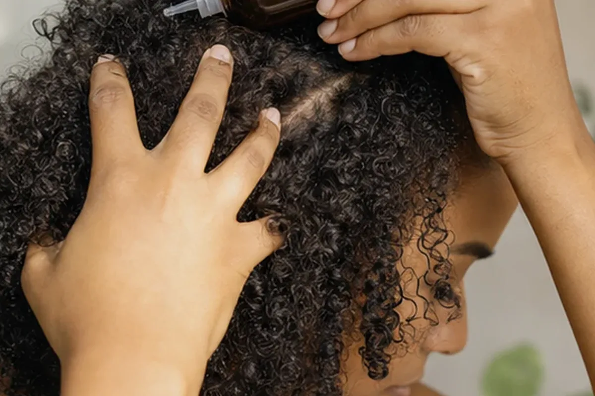 Emotionaler und authentischer Anwendungsmoment rund um Volumenspray bei Haarbruch