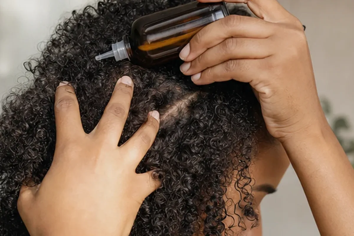 Hochwertige Beauty-Inszenierung zu Auswahlkriterien für Leave-in-Pflege für strapaziertes Haar