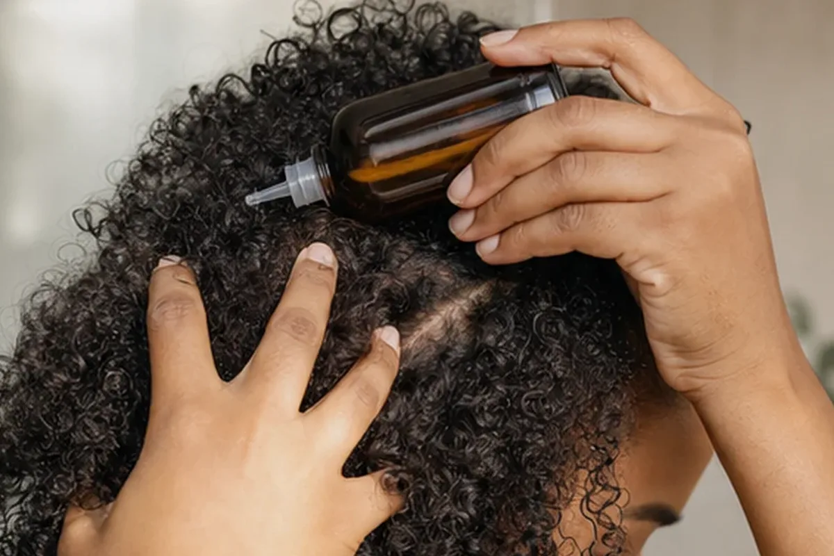 Redaktioneller Beauty-Moment zur Ausgangslage bei Tiefenreinigungsshampoo für lockiges Haar