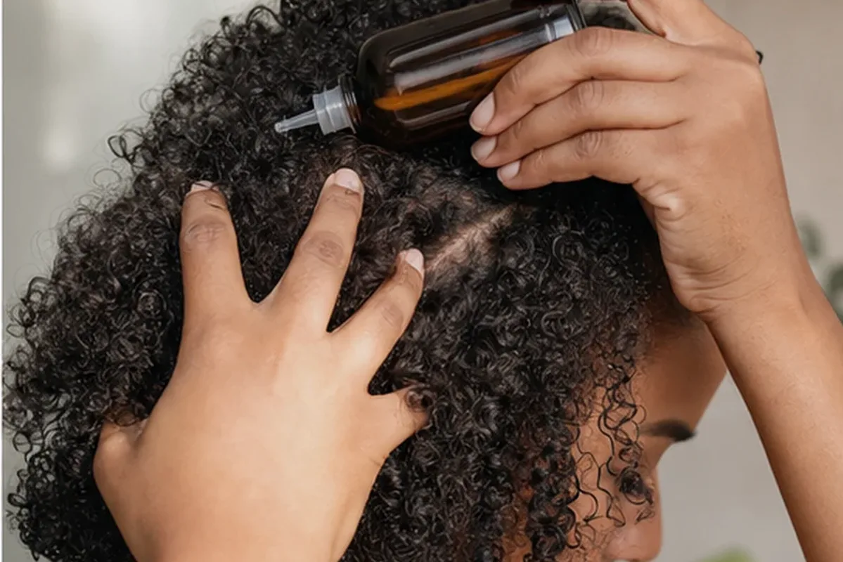 Emotionaler und authentischer Anwendungsmoment rund um Haarmaske bei Haarbruch