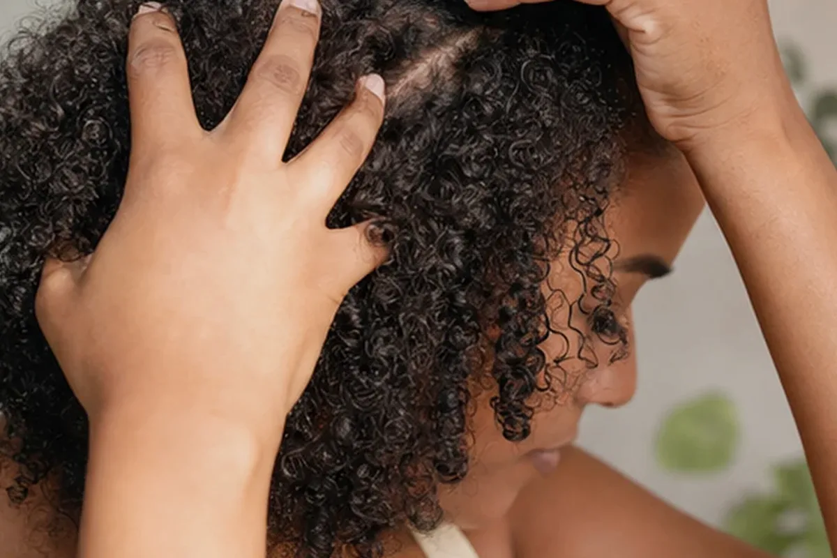 Authentischer Wohlfühlmoment passend zum Beauty-Thema Mildes Shampoo für lockiges Haar