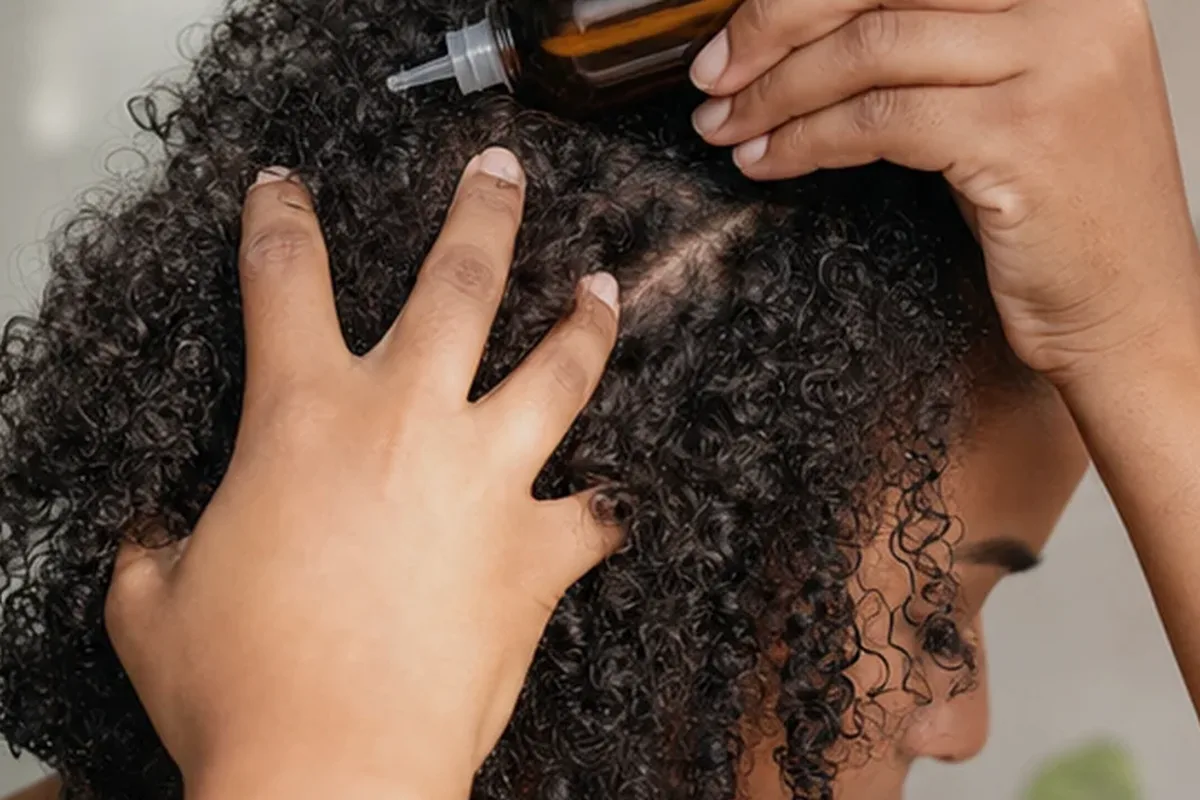 Redaktioneller Beauty-Moment zur Ausgangslage bei Haarbürste für empfindliche Kopfhaut