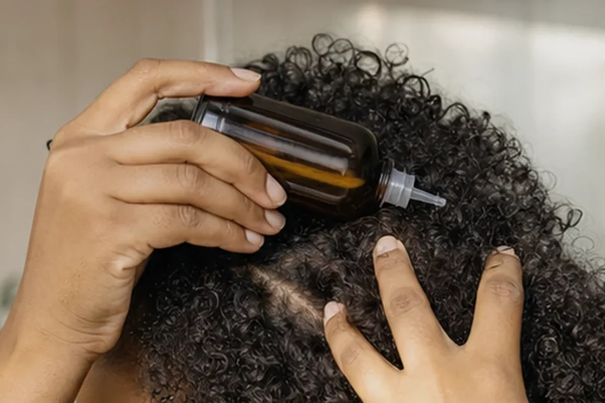 Emotionaler und authentischer Anwendungsmoment rund um Trockenshampoo für strapaziertes Haar