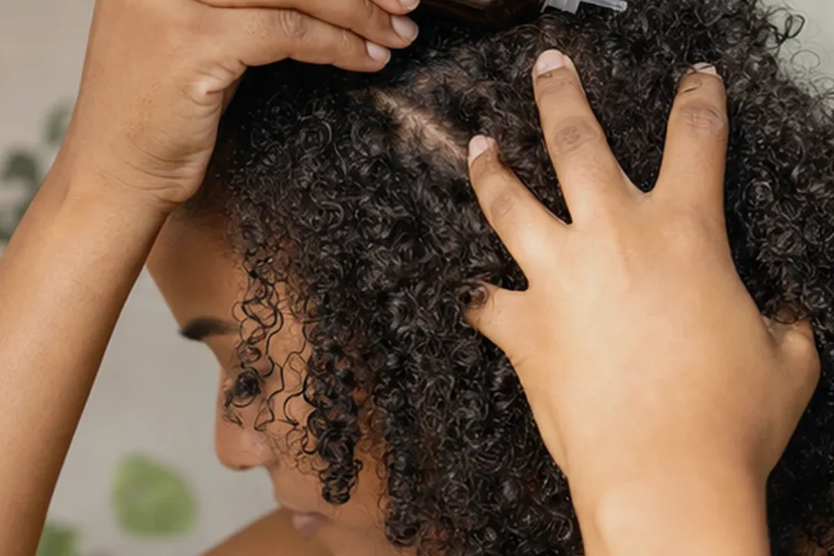 Emotionaler und authentischer Anwendungsmoment rund um Volumenspray für feines Haar