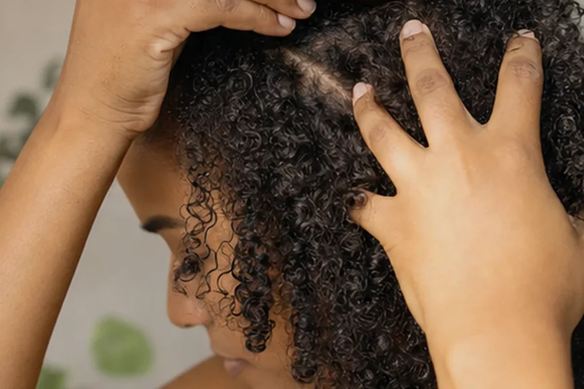 Authentischer Wohlfühlmoment passend zum Beauty-Thema Kopfhautserum bei Haarbruch