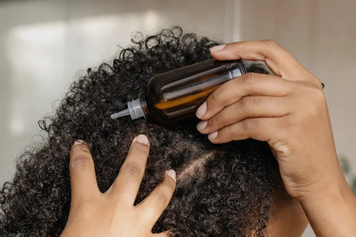 Emotionaler und authentischer Anwendungsmoment rund um Locken pflegen ohne zu beschweren