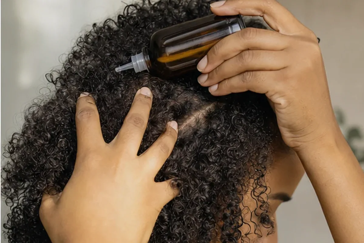Redaktionelle Detailaufnahme zur Orientierung bei Anti-Frizz-Pflege für strapaziertes Haar