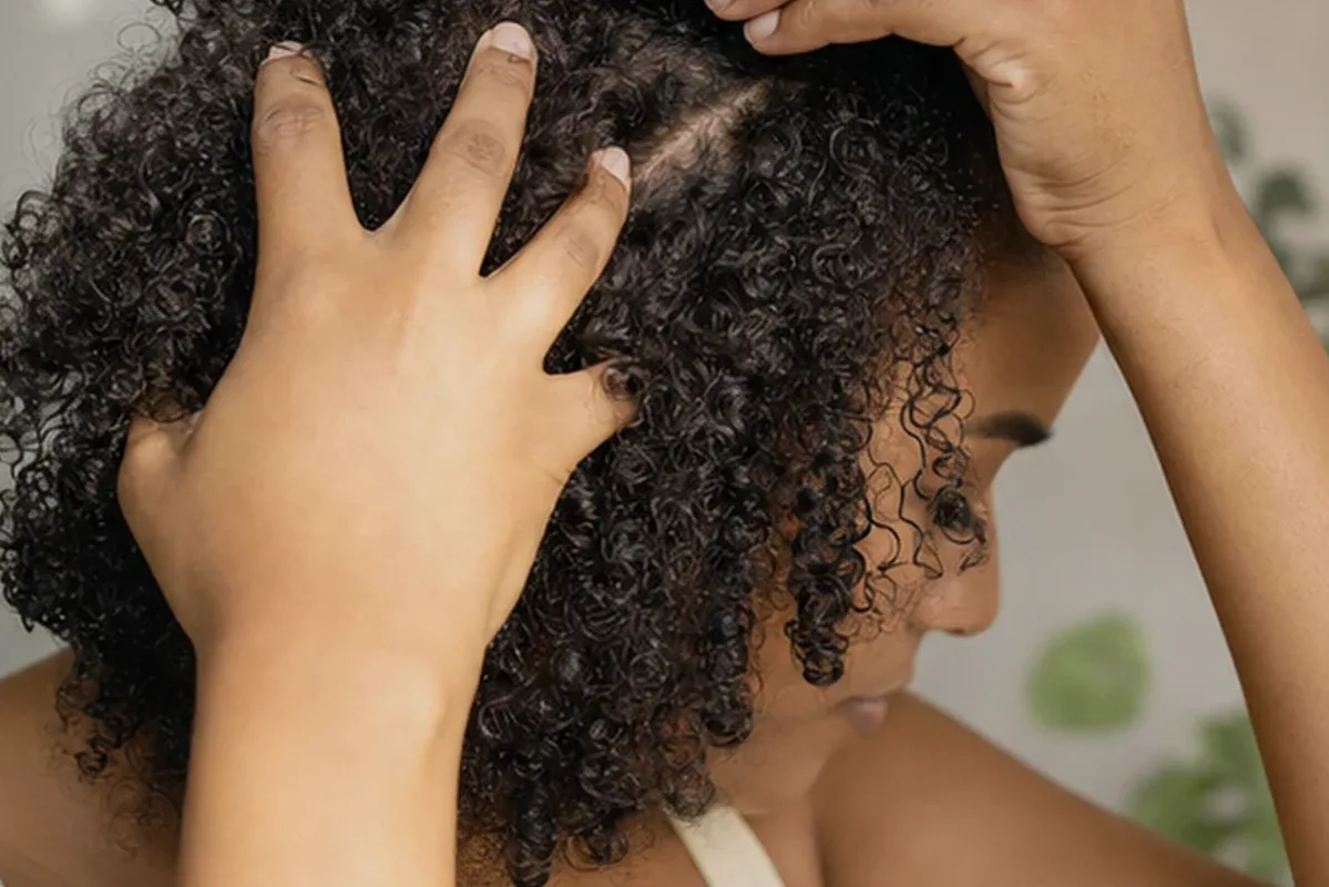 Emotionaler und authentischer Anwendungsmoment rund um Silbershampoo bei Haarbruch