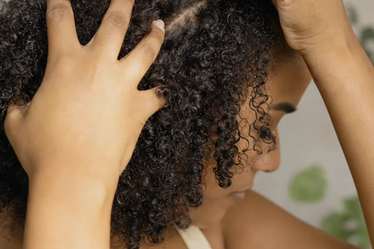 Redaktioneller Beauty-Moment zur Ausgangslage bei Anti-Frizz-Pflege für trockenes Haar