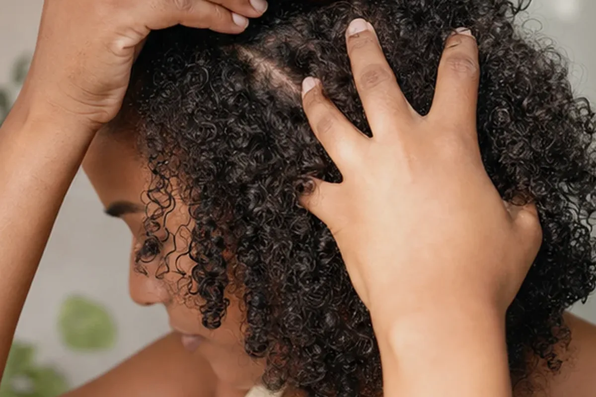 Redaktioneller Beauty-Moment zur Ausgangslage bei Lockencreme für strapaziertes Haar