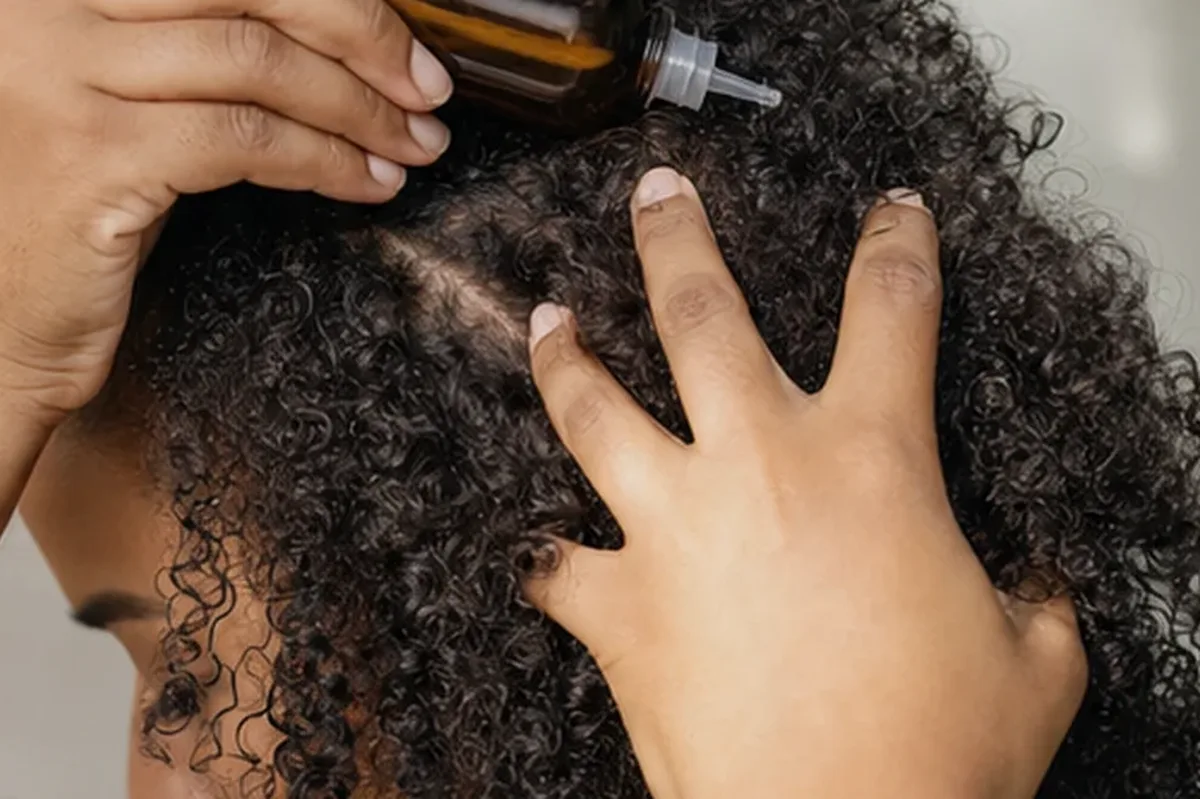 Authentische Beauty-Routine passend zum Thema Hitzeschutz für trockenes Haar
