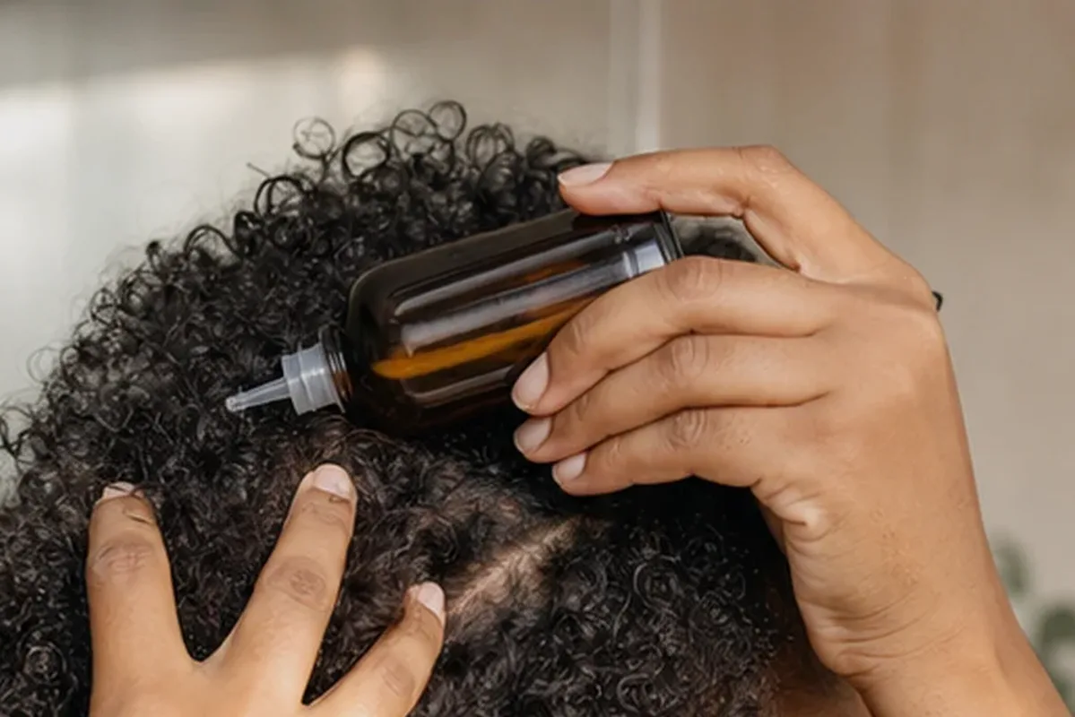Redaktionelle Detailaufnahme zur Orientierung bei Mildes Shampoo bei Haarbruch